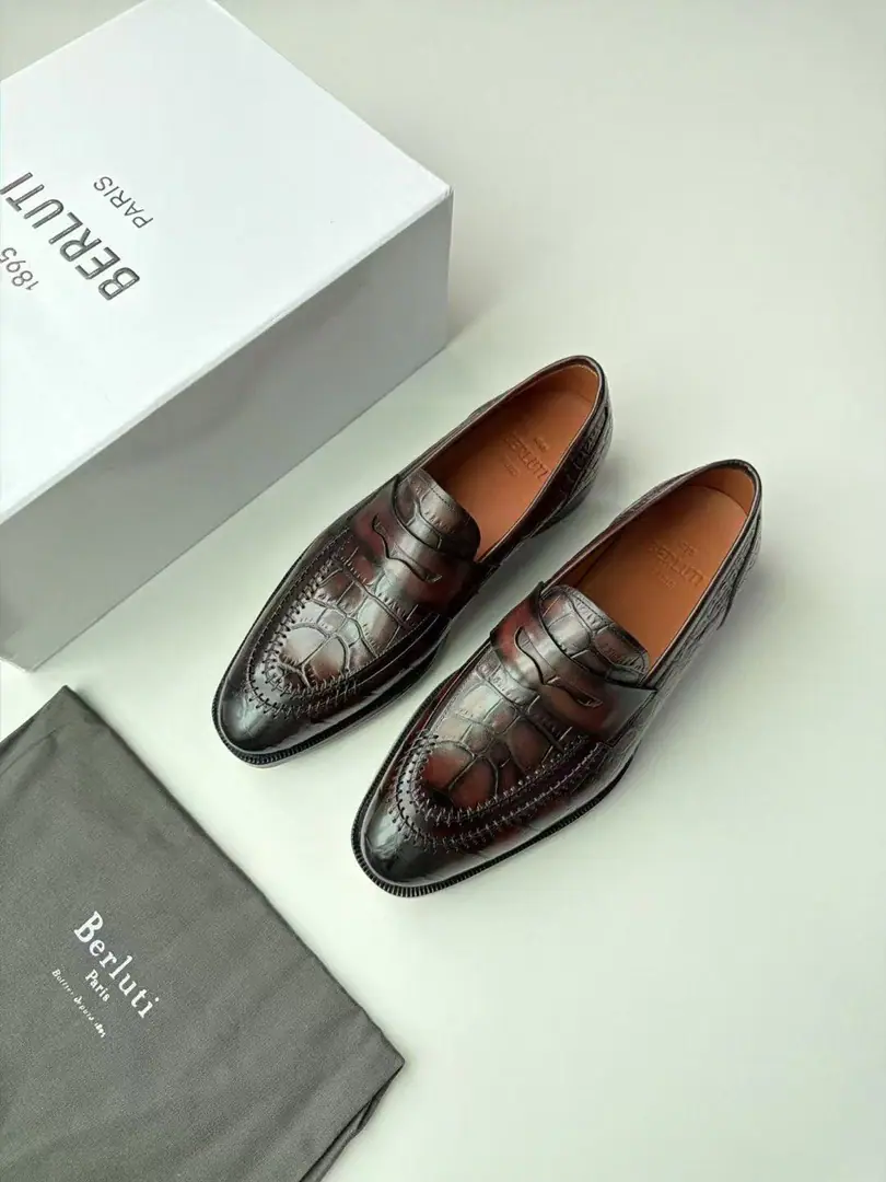 . Berluti Classic. Penny Loafer（Pins and Leafers.） Pattern, A shoelace-free set of feet, ♪ And bring a graceful lull ♪, Reconciling formal and leisure settings. Hand-made stitches and fine sculptations of the shoe., Yes. Berluti Representation of advanced processes. PatinaManual Colouring Process, The color is hand-wounded., Each pair is unique.. Codes: 39-45（38 46Make a reservation.） Colours: Dark Brown., Ashes black., Brown, Black Lan colour