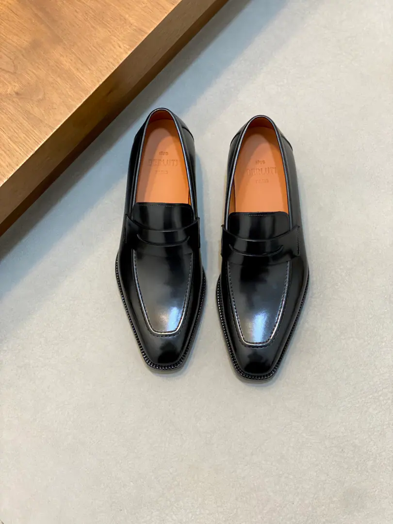 Berluti/Blue's got a big leather coat and shoes., Use imported cattle and shoes Soft and stylish., Artificial Colour Modification Process, Low profile luxury., Comfortable air-forming., That's a real leather. That's a big import., It's a remarkable attitude. Original package for full cabinet size: 39-44（45Custom）