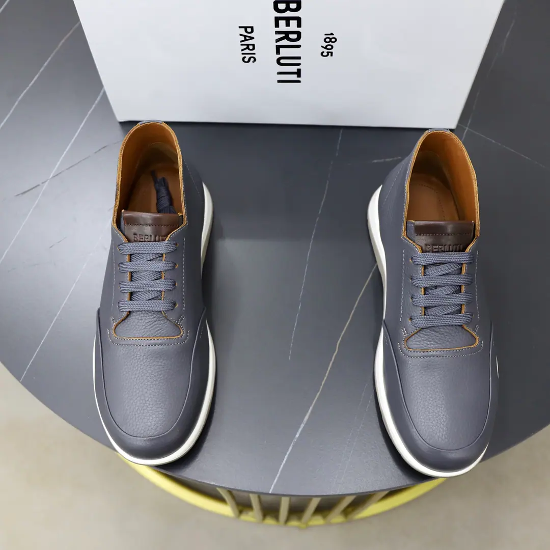 Berluti/Brute. EchappeeThe series of Derby Shoes. ！ This leather leisure shoe. The shoe face is a soft-stitched cow., Skins are delicate and soft., Natural leather with warm radiance., ♪ The touch is soft and hard ♪, It's hard to break your feet.. Simple approximation style, Flip sewn structure and wrapping leather, by the dottedBAlphabet Details, Classic round head design, Tie the cut-off., Inrebin has a high-end cow skin., The skin looks at the details., The pippe is all fine., ♪ Soft in touch ♪, It's a real shoe cushion.logoDetails of the logo, The back of the world is a remarkablely high cortex., Light rubber soles., The ideal choice of a man who makes a compromise between comfort and style.. Full package！ Size: 39-40-41-42-43-44Skins size.（Customable 38.45.46） The cargo.: E ZCentral Brown.