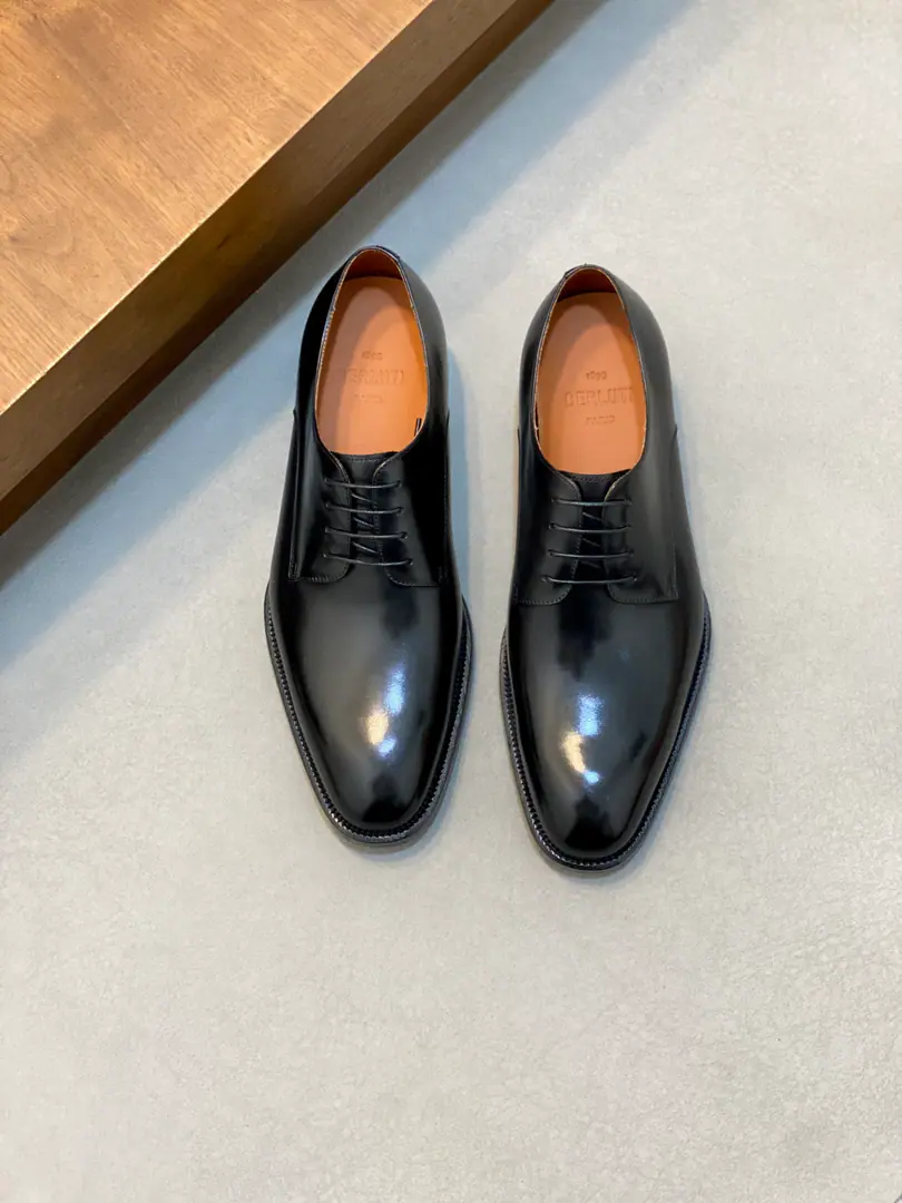 Berluti/Blue's got a big leather coat and shoes., Use imported cattle and shoes Soft and stylish., Artificial Colour Modification Process, Low profile luxury., Comfortable air-forming., That's a real leather. That's a big import., It's a remarkable attitude. Original package for full cabinet size: 39-44（45Custom）