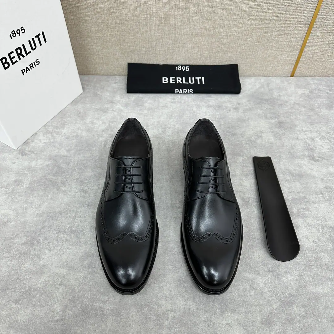 💋💍Berlut* Brute. New man polished his leather shoes and sold them. Selection of quality imported cow leather shoes Hand-swipe process processing effects Semi-steak cooling process The atmosphere of the ancient plain. Brock's a flower-floping wing-scraper-styping., Shows the skin quality in a very fine way. Manual Colours The inside water dyes the cow's skin. Italy's great for smoothing up rubber negatives. A pair of shoes with a good art style. I'm gonna go with the original private model. Original custom package sale！ Colours: Black Gray Brown. Standard leather shoe code number: 39～44#（38.45🉑Do it.）Batch