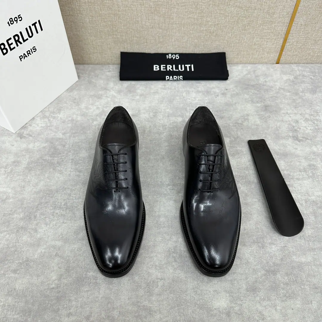 💋💍Berlut* Brute. New man polished his leather shoes and sold them. Selection of quality imported cow leather shoes Hand-swipe process processing effects Shoes are asymmetrical. scritto A tattoo., It's all over the place. Berlut* Details and spirituality. Semi-steak cooling process The atmosphere of the ancient plain. Shows the skin quality in a very fine way. Manual Colours The inside water dyes the cow's skin. Italy's great for smoothing up rubber negatives. A pair of shoes with a good art style. I'm gonna go with the original private model. Original custom package sale！ Colours: Black Gray Brown. Standard leather shoe code number: 39～44#（38.45🉑Do it.）Batch