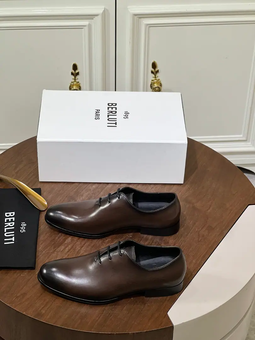 Berluti Top-skinned hand-skinning shoes. Men's business shoes. Leaf and shoe-faced Italian cow skins. Skinner Process The little calf inside. The bottom is that the Italian imports are really big. Size: 38-46 ¥