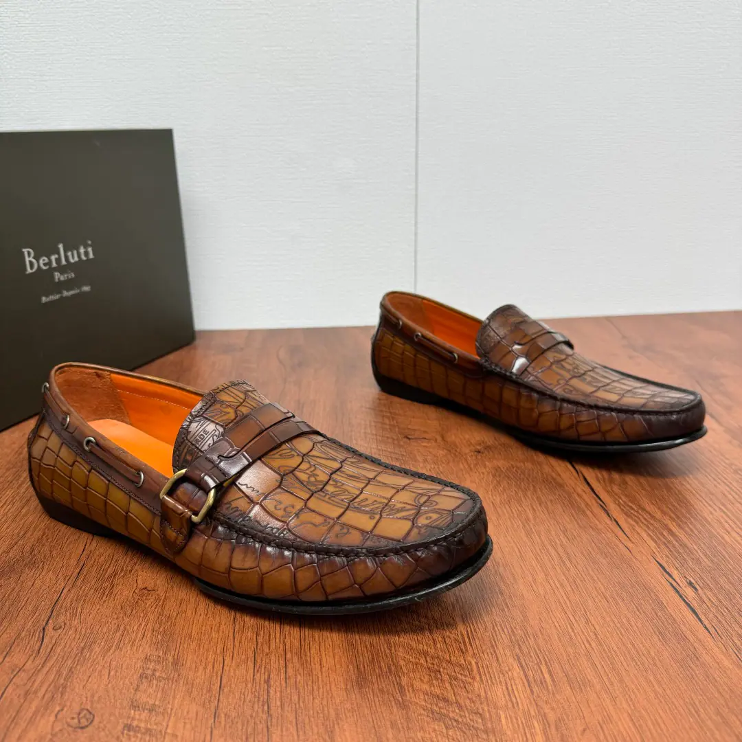 Berluti/Brute. A new man with a new tattoo is driving shoes with a new shoe.！ High-end quality feeling, Import top-of-the-art gator-gragged calf skin., It's a great quality., There's a little something on the shoe.ScrittoText Image, LogoStereometric separation, The O.S.A.'s handmade sewling of the horse wax line., Importing calf skin inside., Double-story calf mating and foot making, The shoe cushions are high and Osolay's all under pressure., The biggest difficulty with this shoe is the soles of the shoe., It cuts through the same body., Sew your hands in front and back, smooth-resistant rubber patches., It's not gonna get out of there., The fineness of the mold is very demanding., Shoe polishing process, It's a different light., The back and back are surrounded by the same-material leather belt., And high-quality metal eyes., A metal buttoned up with a leather belt of material, You're a good-looking guy., You're so good at it.！Full packaged dustproof bags~ Gray Blue Yellow brown tricolor option ！ Size: 39-40-41-42-43 Skins size.（The foot or the foot is bigger than the foot.） The cargo.: 001808- Crocodile tattoos. Yellow brown.