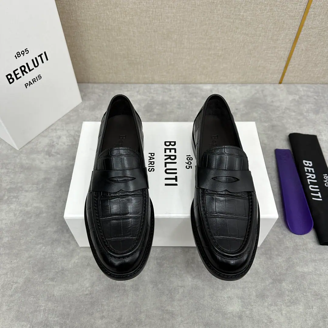 💋💍Berlut* Brute. The new man is hand-swipedled with his platter shoes. A simple-ass driver's shoe. Select quality imported crocs to press their shoes. Hand-swipe process processing effects Semi-steak cooling process The atmosphere of the ancient plain. Shows the skin quality in a very fine way. Same-skinned leather strip decoration More manual. The inside water dyes the cow's skin. Italy is a big-ass country. There's a badge on the soles of the shoe. And then add the rubber negative to enhance the land grab. It's a great slide-proof thing. A pair of shoes with a good art style. I'm gonna go with the original private model.！ Original custom packaging Three-coloured.！ Standard leather shoe code number: 39～44#（38.45Do it.）Batch