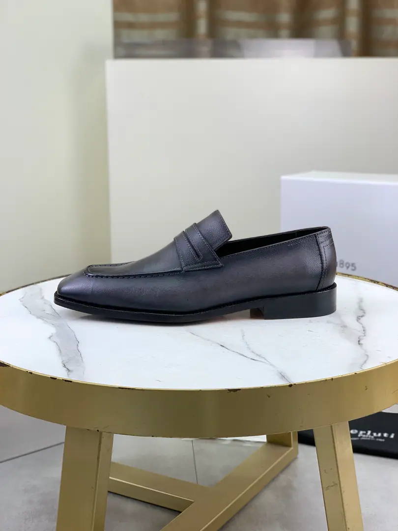 Plant prices Berluti/Brute. 1:1（That's a big line.）2026New shoes coming in. The original embryonic swirling sprouts are chosen for a pure manual re-colouring. The inside of the mat is a soft little cow skin. BrandlogoDouble Real leather. Otsumi! The sharp line of the soles echoes the color of the shoe. Stylish and comfortable. It's a perfect interpretation of fashion. Sunshine. It's a style. It's for every occasion. Whole package I'll save my own.. Colours: Curry, Brown., Gray Size: 39-45（38 46- It's a deal.）