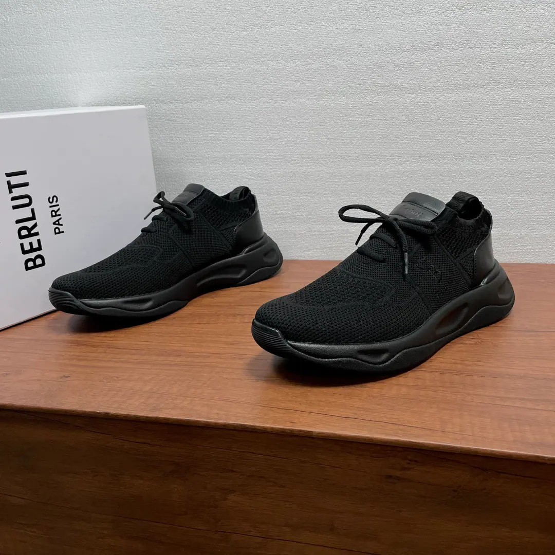 Berluti/Brute. New leather men's sneakers. This sneaker uses beehive-like knitted shoe., Back with the leather., - It's a good air., Structural stability, It's so cozy., You're not tired of wearing it.！The frenzy shoes are pretty big and stylish., It's good to support the foot., Undefined Design, Shoehead and heel were reinforced., It's a guarantee of air., And I've increased the durability of shoes.！Underside of the plaque., Soft and tender.TPUSlip-proof, sandal soles., I'm a little more comfortable on my feet., I'm comfortable with air.！Full packaged dustproof bags！ Codes: 39-40-41-42-43-44（38/45/46- It's a deal.）