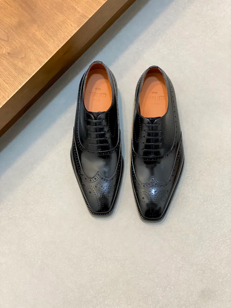 Berluti/Blue's got a big leather coat and shoes., Use imported cattle and shoes Soft and stylish., Artificial Colour Modification Process, Low profile luxury., Comfortable air-forming., That's a real leather. That's a big import., It's a remarkable attitude. Original package for full cabinet size: 39-44（45Custom）