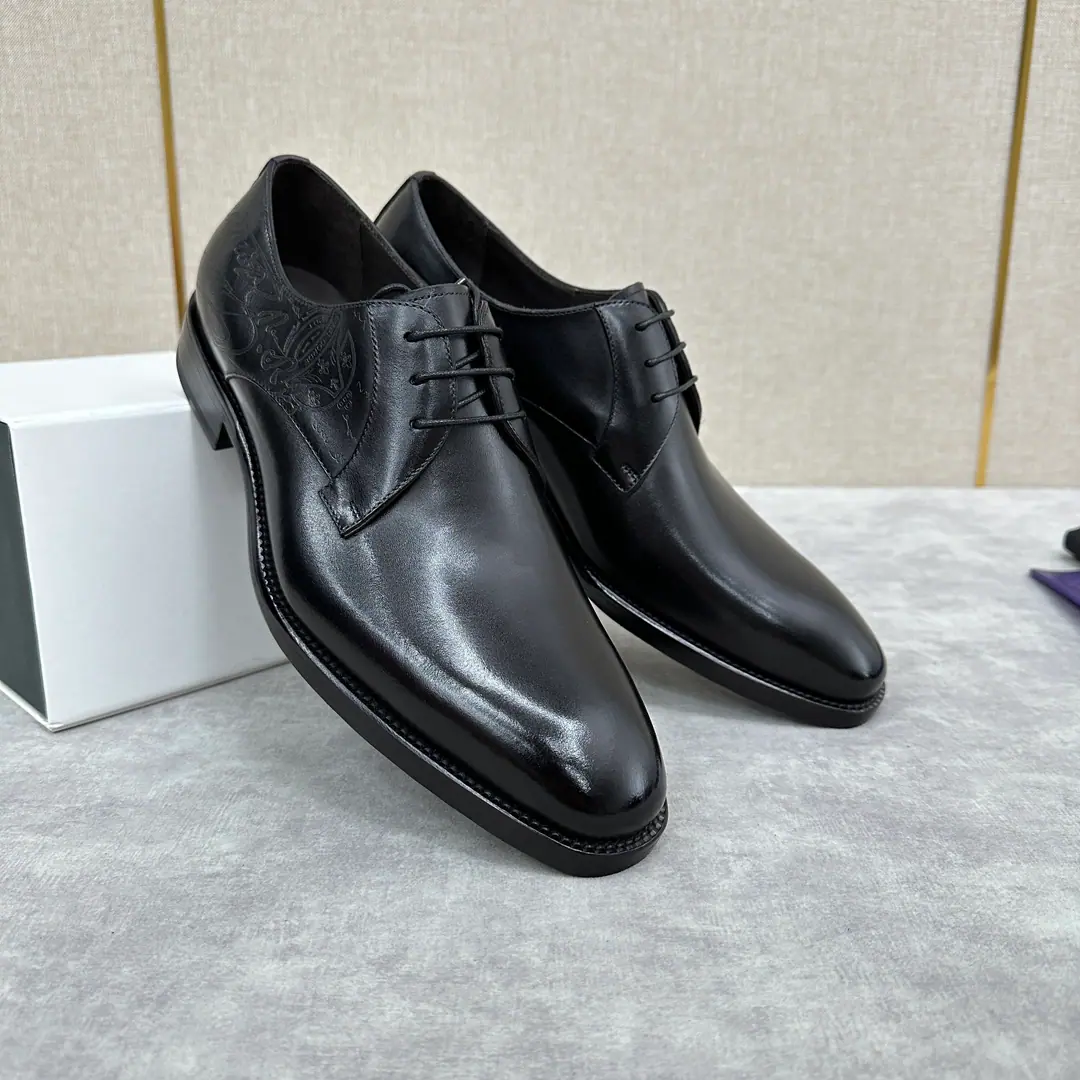 💋💍Berlut* Brute. New man polished his leather shoes and sold them. Selection of quality imported cow leather shoes Hand-swipe process processing effects Shoes are asymmetrical. scritto A tattoo., It's all over the place. Berlut* Details and spirituality. Semi-steak cooling process The atmosphere of the ancient plain. Shows the skin quality in a very fine way. Manual Colours The inside water dyes the cow's skin. Italy's great for smoothing up rubber negatives. A pair of shoes with a good art style. I'm gonna go with the original private model. Original custom package sale！ Colours: Black Gray Brown. Standard leather shoe code number: 39～44#（38.45🉑Do it.）Batch