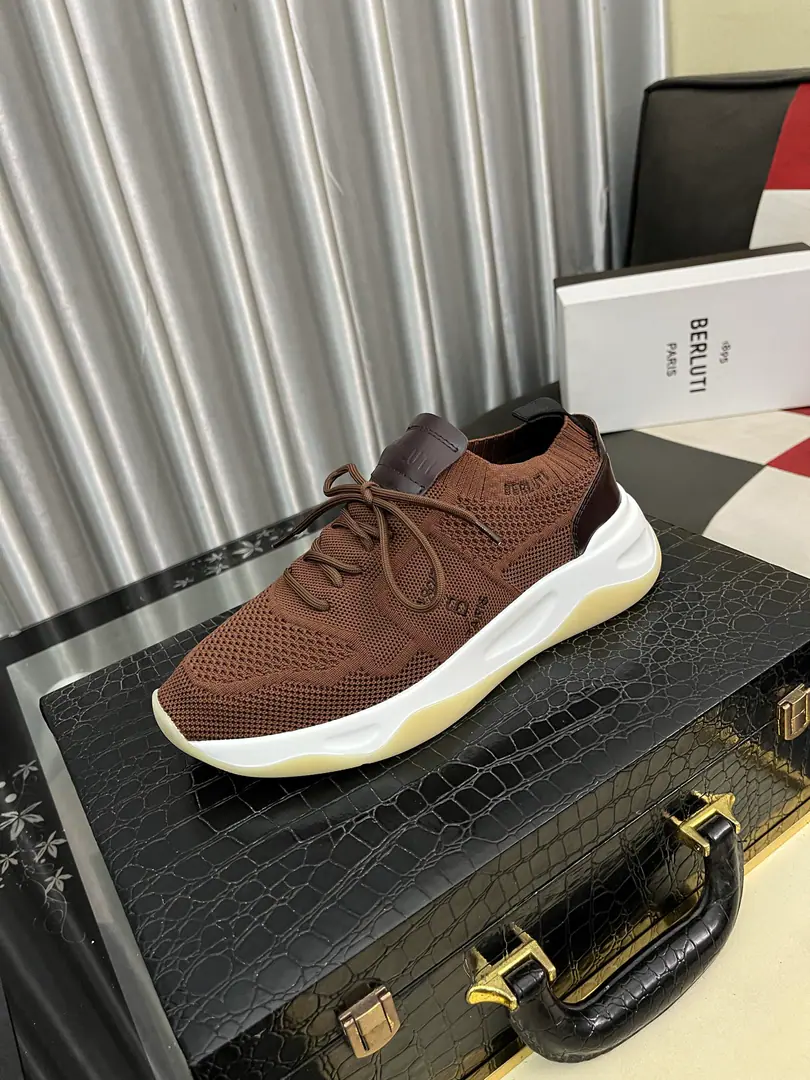Get out of the factory.⌚️⌚️Berlui/Brute Brute's hand-skinned leisure shoes., Imported special skin colouring effect, The carving of the real sculptor. The most luxurious process. The rubber base is a special model in the skin of a cow. Slippers laser brand. Soyuz-head style design Jane is not a bad person. Shoe tongue.1895logoDetails of the badge Size: 38-44