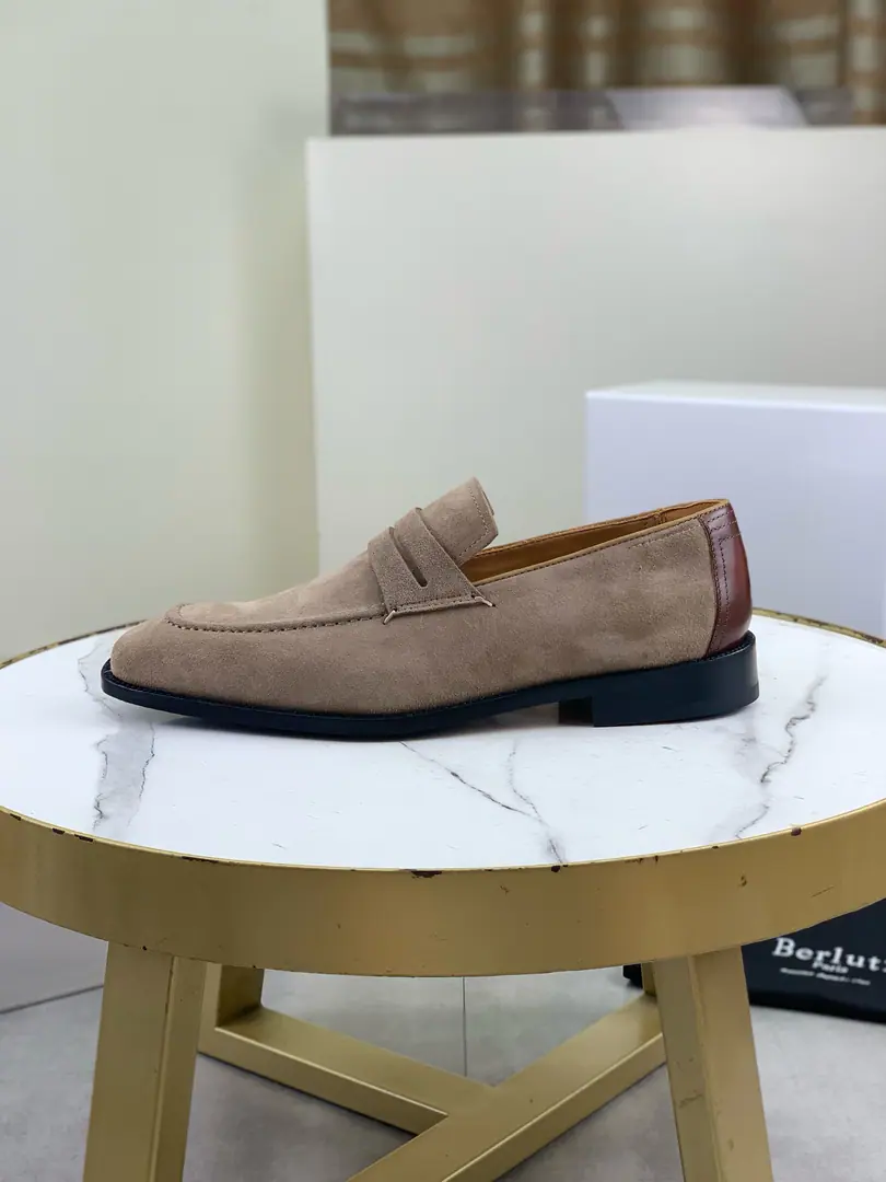 Plant prices Berluti/Brute. 1:1（That's a big line.）2026New shoes coming in. Select to import original velvet, The inside of the mat is a soft little cow skin. BrandlogoDouble Real leather. Otsumi! The sharp line of the soles echoes the color of the shoe. Stylish and comfortable. It's a perfect interpretation of fashion. Sunshine. It's a style. It's for every occasion. Whole package I'll save my own.. Colours: Curry, Gray, Almond. Size: 39-45（46- It's a deal.）