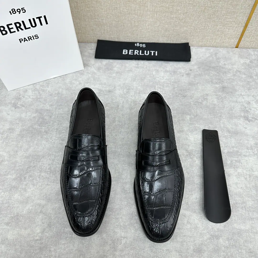 💋💍Berlut* Brute. The new man is hand-swipedled with his platter shoes. A simple-ass driver's shoe. Select quality imported crocs to press their shoes. Hand-swipe process processing effects Semi-steak cooling process The atmosphere of the ancient plain. Shows the skin quality in a very fine way. Same-skinned leather strip decoration More manual. Inreben dyes the cow skin. Real rubber mixes are super smooth. A pair of shoes with a good art style. With the original private modeling shoes. Original custom package sale！ Colours: Black Gray Curry Standard leather shoe code number: 39～44#（38.45Do it.）Batch