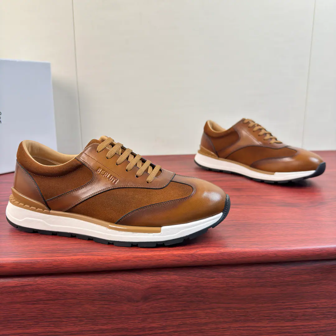 Berluti/Brute. Fast TrackLeather sneakers. ！ Classic Derby sneakers. Venezia The pure color gradient leather is combined with a pure colored anti-feat leather complexion. The leather is extremely good.（Look at the details.）Combining anti-feat leather to increase overall resilience and resilience of shoes, Side clears high pressure.BerlutiLetterlogoIdentification Details, In the skin of Ben's cow., Combination with leather emulsion cushions, BallastlogoIdentification Details, Light rubber soles., Geometric pattern for slide field details, Comfortable foot., Stability is perfect., Multiple Colours, It meets different matching needs., Full package！ Size: 39-40-41-42-43-44Skins size.（Customable38.45.46） The cargo.: E0187 Brown.