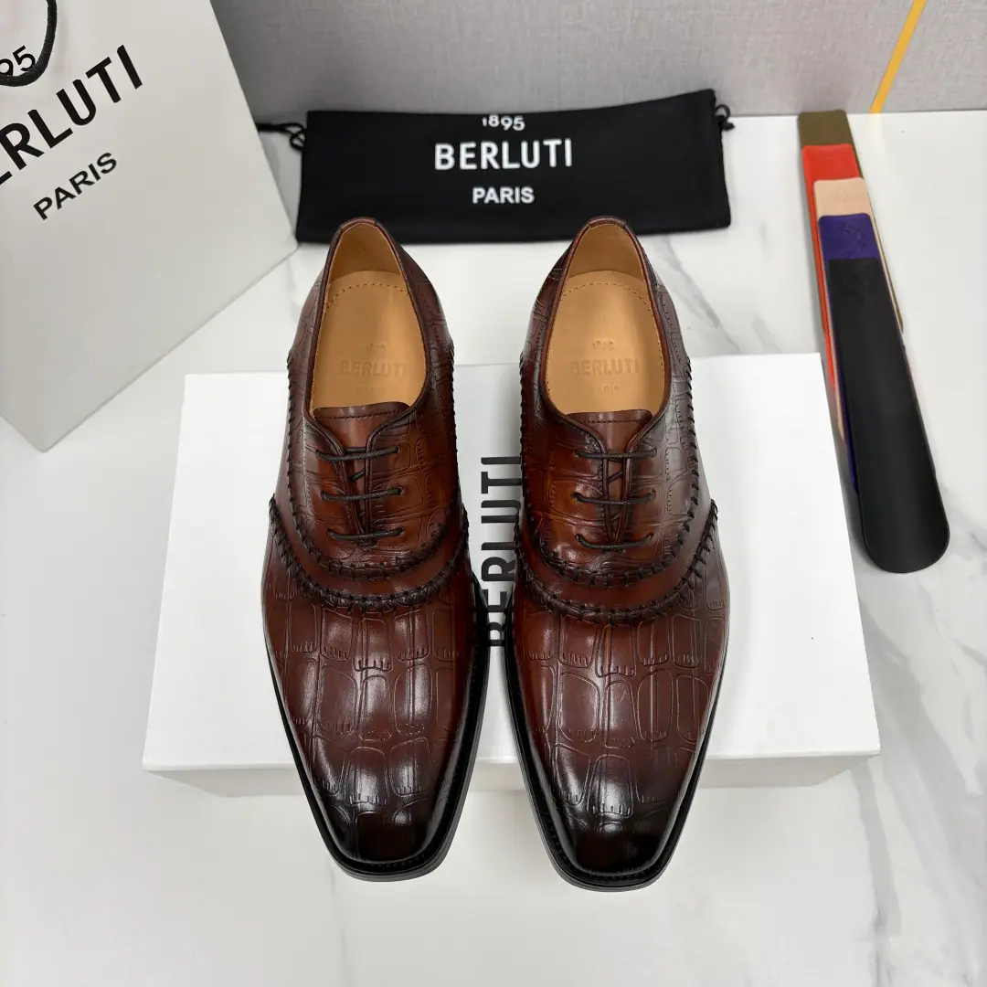 Berlut* Brute. New man polished a new pair of leather shoes.🆕 The business of crocodile-tied Oxford shoes is incredibly congenial.. Selection of quality imported cattle skin/Crocodile.🐊Skins made of bulls.. The shoes are classic Oxford shoes., The details show the fineness of hand-made stitches.. The shoe is working on the grafted lamarc line., Hand-swipe process processing effects. The inside water dyes the skin of the calf soft and comfortable. Italy's great for smoothing up rubber negatives. The crocs are stubble through their shoes., Wildness and luxury.. The sewn threads are very detailed., Hand-made needles and feet are both a manifestation of process., And poured the soul into the ancient gentlemanly style.. And the soles of the shoes are more than a surprise., The black and purple gradients have a brand-only artistic pressure., The metal on the head of the shoe is not just a decoration., More durable properties, The details show the great ambition of brands for quality.. The tie design has ensured the shoe surface's accuracy., For business again., Leisure looks like a kind of scalability.. I'm wearing a suit from a business meeting., To the Yapun at the leisure., It can be a dot-to-do pen., To give a dresser a taste of unsophisticated style and taste., It's an indispensable luxury collection in a gentleman's shoe cabinet.！ Standard leather shoe code number: 39～44#（37.38.45.46🉑Do it.）