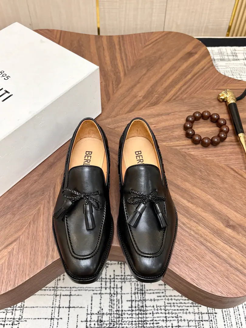 Get out of the factory. Berluti/Blue's got a big leather coat and shoes., Use imported cattle and shoes Soft and stylish., Artificial Colour Modification Process, Low profile luxury., Comfortable air-forming., That's a real leather. That's a big import., It's a remarkable attitude. Original package for full cabinet size: 39-44（45Custom）