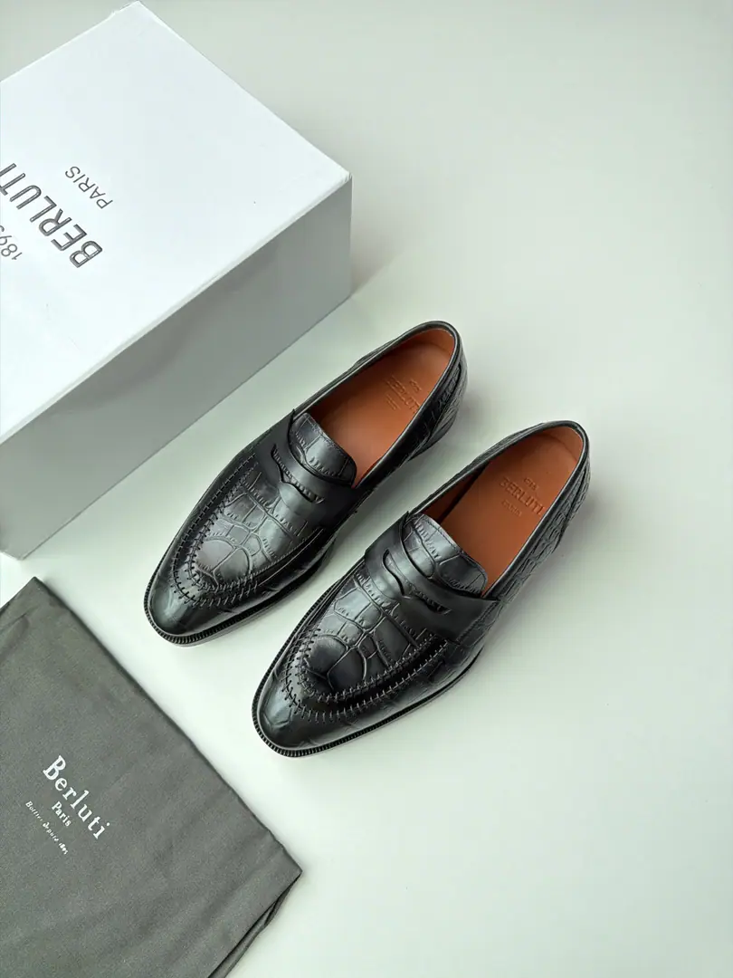 Berluti Classic. Penny Loafer（Pins and Leafers.） Pattern, A shoelace-free set of feet, ♪ And bring a graceful lull ♪, Reconciling formal and leisure settings. Hand-made stitches and fine sculptations of the shoe., Yes. Berluti Representation of advanced processes. PatinaManual Colouring Process, The color is hand-wounded., Each pair is unique.. Codes: 39-45（38 46Make a reservation.） Colours: Dark Brown., Ashes black., Brown, Black Lan colour