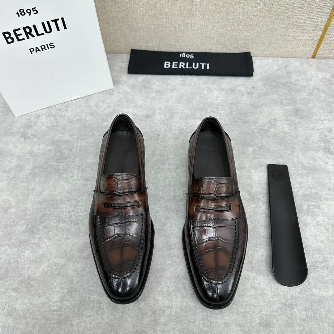💋💍Berlut* Brute. The new man is hand-swipedled with his platter shoes. A simple-ass driver's shoe. Select quality imported crocs to press their shoes. Hand-swipe process processing effects Semi-steak cooling process The atmosphere of the ancient plain. Shows the skin quality in a very fine way. Same-skinned leather strip decoration More manual. Inreben dyes the cow skin. Real rubber mixes are super smooth. A pair of shoes with a good art style. With the original private modeling shoes. Original custom package sale！ Standard leather shoe code number: 39～44#（38.45Do it.）Batch