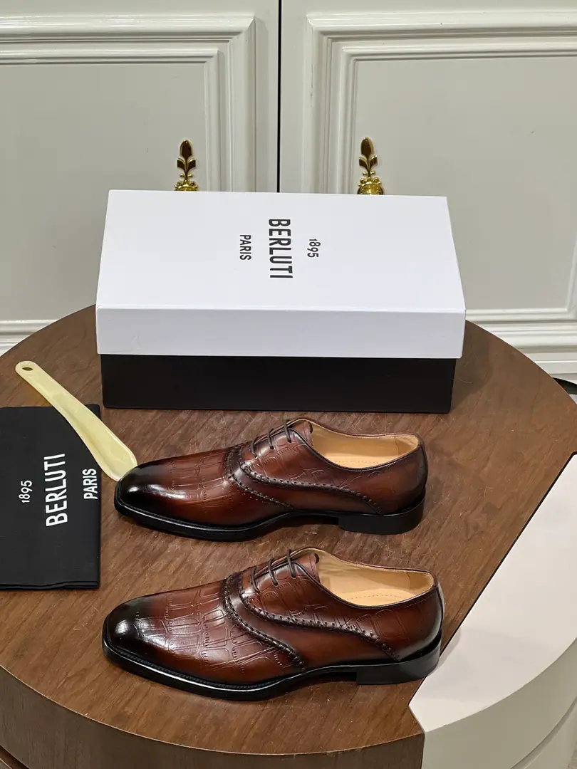 Berluti/Hand-held business shoes. Use imported cow skin on the shoe., In the cow's skin., That's a big one. Listen to the swipe.. ♪ To witness the radiant glowing on the shoes, Every patient process., A craft art that is so good at making a good work.. Size:38-46