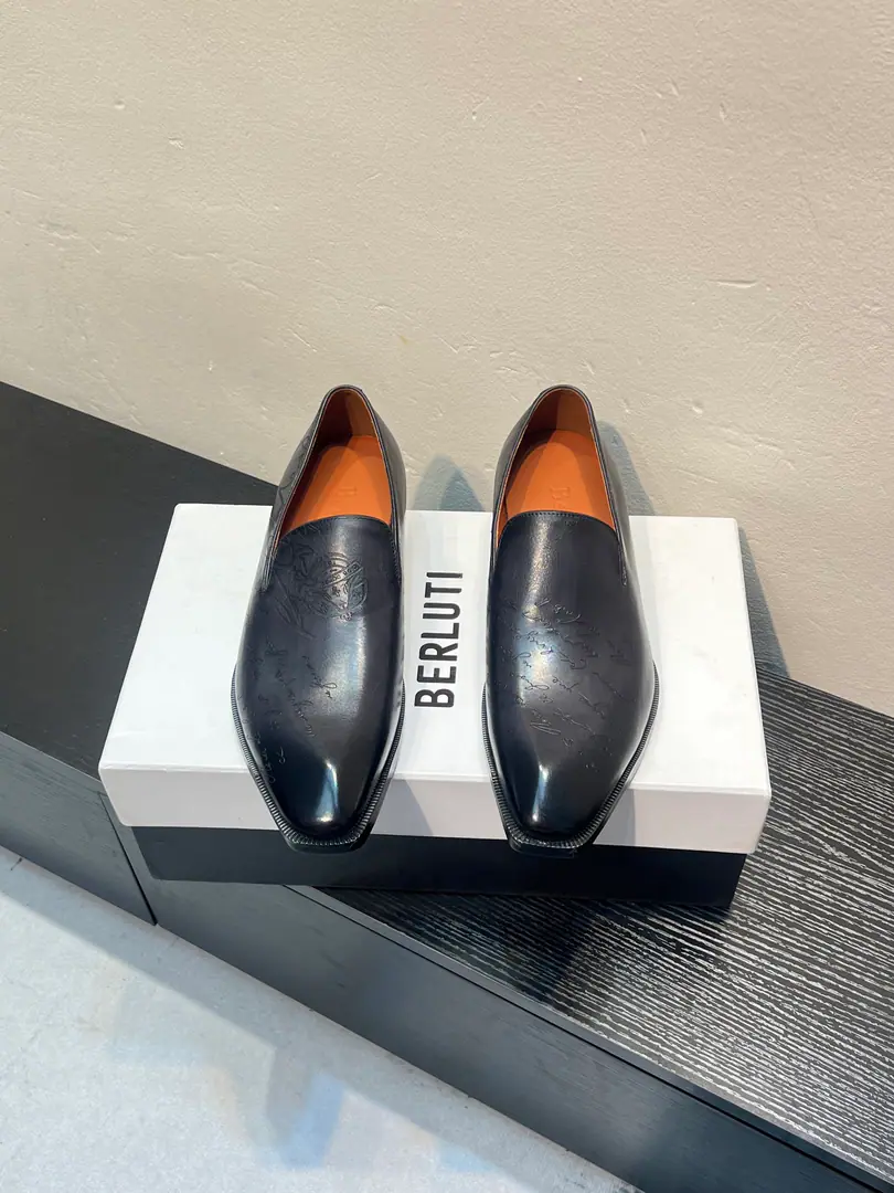 Berluti/Blue's got a big leather coat and shoes., Use imported cattle and shoes Soft and stylish., Artificial Colour Modification Process, Low profile luxury., Comfortable air-forming., That's a real leather. That's a big import., It's a remarkable attitude. Original package for full cabinet size: 39-44（38 45 46Custom）