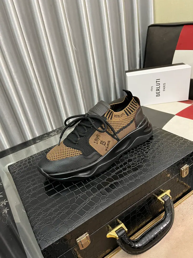 Get out of the factory.⌚️⌚️Berlui/Brute Brute's hand-skinned leisure shoes., Imported special skin colouring effect, The carving of the real sculptor. The most luxurious process. The rubber base is a special model in the skin of a cow. Slippers laser brand. Soyuz-head style design Jane is not a bad person. Shoe tongue.1895logoDetails of the badge Size: 38- ️⃣Colour Optional