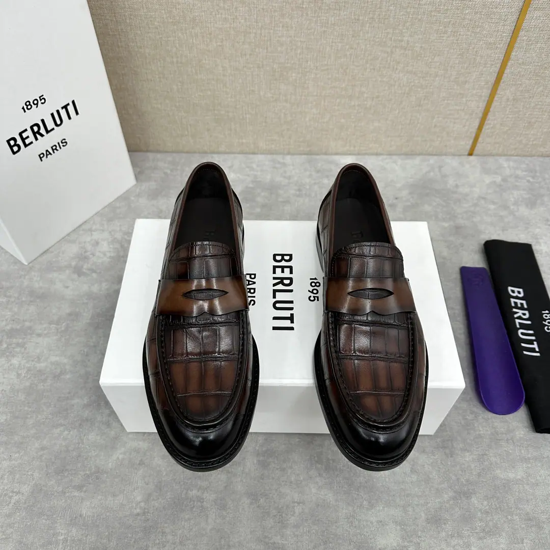 💋💍Berlut* Brute. The new man is hand-swipedled with his platter shoes. A simple-ass driver's shoe. Select quality imported crocs to press their shoes. Hand-swipe process processing effects Semi-steak cooling process The atmosphere of the ancient plain. Shows the skin quality in a very fine way. Same-skinned leather strip decoration More manual. The inside water dyes the cow's skin. Italy is a big-ass country. There's a badge on the soles of the shoe. And then add the rubber negative to enhance the land grab. It's a great slide-proof thing. A pair of shoes with a good art style. I'm gonna go with the original private model.！ Original custom packaging Three-coloured.！ Standard leather shoe code number: 39～44#（38.45Do it.）Batch
