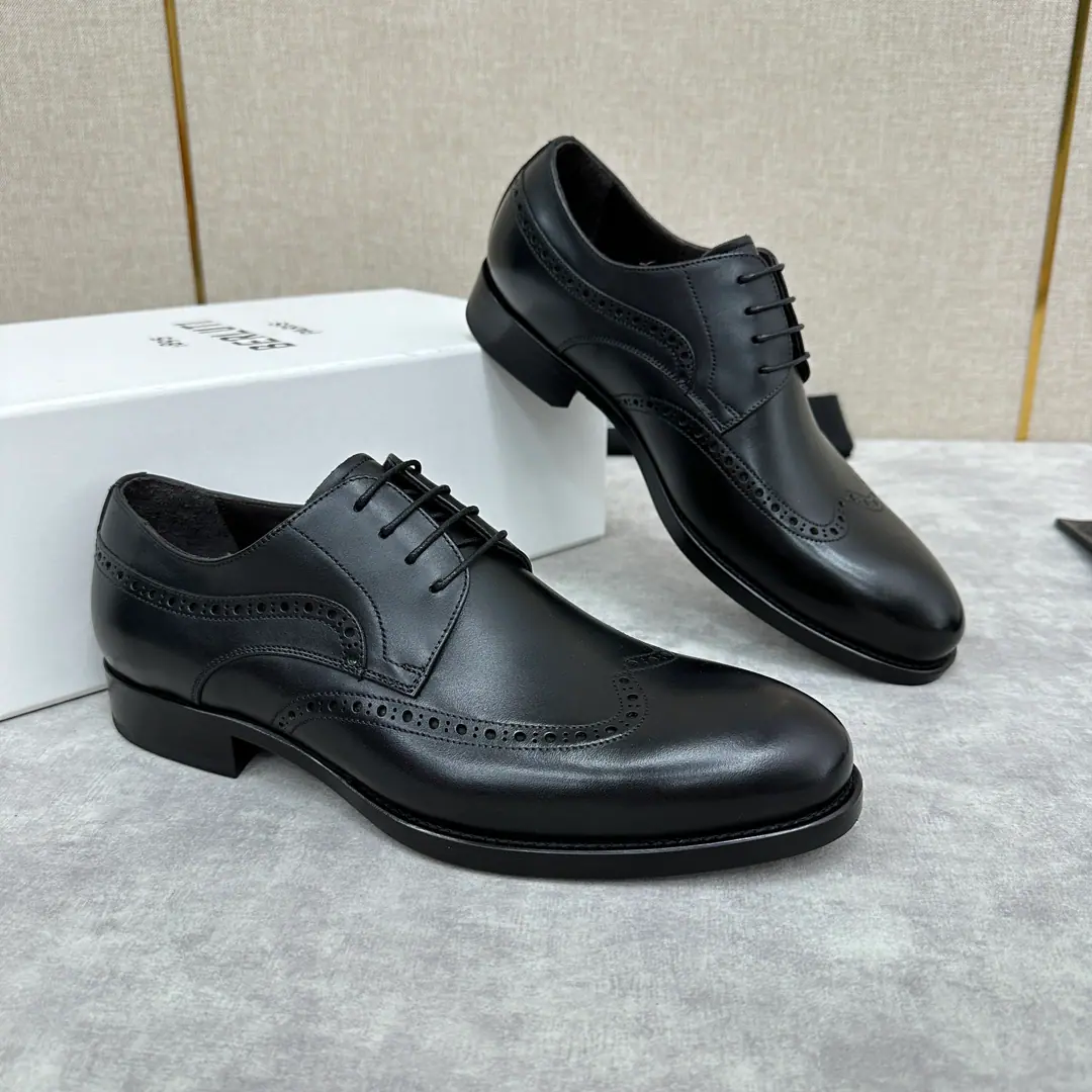 💋💍Berlut* Brute. New man polished his leather shoes and sold them. Selection of quality imported cow leather shoes Hand-swipe process processing effects Semi-steak cooling process The atmosphere of the ancient plain. Brock's a flower-floping wing-scraper-styping., Shows the skin quality in a very fine way. Manual Colours The inside water dyes the cow's skin. Italy's great for smoothing up rubber negatives. A pair of shoes with a good art style. I'm gonna go with the original private model. Original custom package sale！ Colours: Black Gray Brown. Standard leather shoe code number: 39～44#（38.45🉑Do it.）Batch
