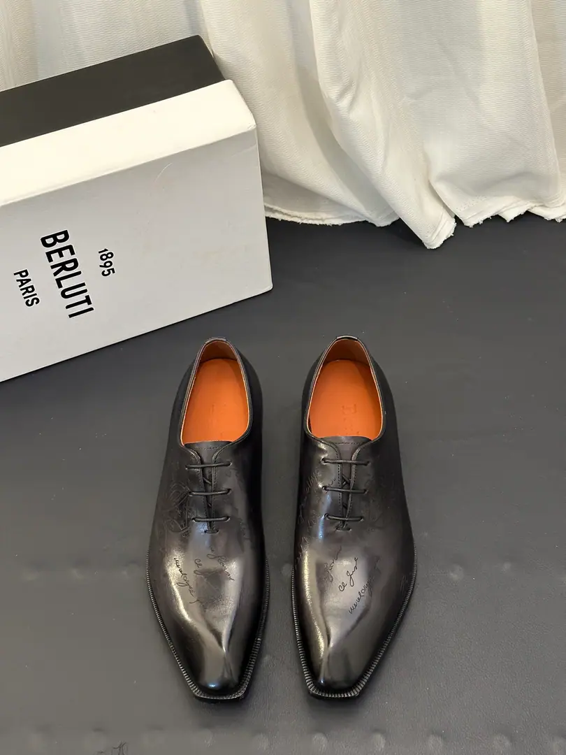 Berluti/Brute. The new man is wearing leather and platinum shoes., The croc skin is a leather-skinned cow.！ High quality stability. Out-of-pocket shipment！ Selection of quality cattle shoes Manual Colouring Process The skin is so delicate. Skinning process Nice looking. Pygmy even. The skin is soft and resilient.. Geometric Cut, The classic English Fry Fly Shoes.. In the skin of the calf., Gold.logoFoot Details, Back of the back of the velvet., Walking comfortably with his feet is a great experience.. The import is so bottom-of-the-meat., Sewing process➕Semi-skinned cold glue technology, The rubber negatives are all over the back., Sliding steady., Comfortable, delicate, light-bonded male shoes. It's highly recommended., Dinner, Dinner., Wedding., The place is full of English shoes., Full package？ Size: 39-40-41-42-43-44（Customable38.45.46）Skins size.