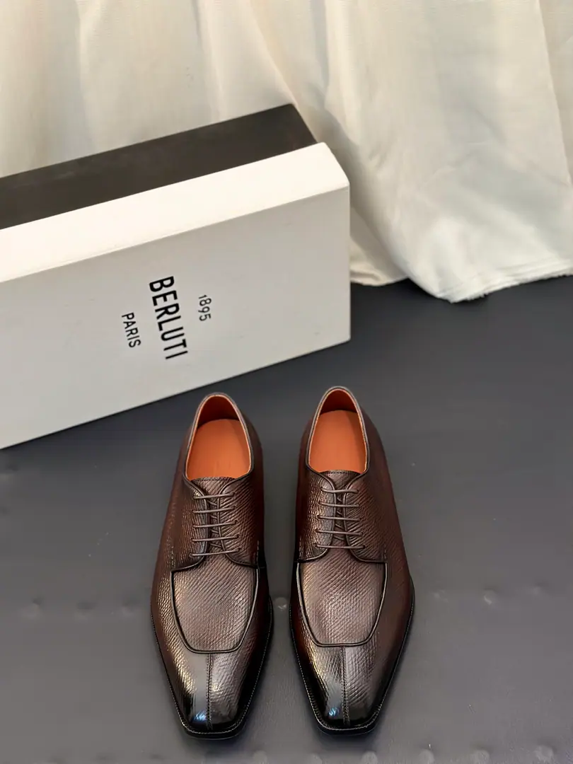 Berluti/Brute. The new man is wearing leather and platinum shoes., A pair of shoes with a little bit of a foot.！ High quality stability. Out-of-pocket shipment！ Selection of quality cattle shoes Manual Colouring Process The skin is so delicate. Skinning process Nice looking. Pygmy even. The skin is soft and resilient.. Geometric Cut, The classic English Fry Fly Shoes.. In the skin of the calf., Gold.logoFoot Details, Back of the back of the velvet., Walking comfortably with his feet is a great experience.. The import is so bottom-of-the-meat., Sewing process➕Semi-skinned cold glue technology, The rubber negatives are all over the back., Sliding steady., Comfortable, delicate, light-bonded male shoes. It's highly recommended., Dinner, Dinner., Wedding., The place is full of English shoes., Full package！ Size: 39-40-41-42-43-44（Customable38.45.46）Skins size.