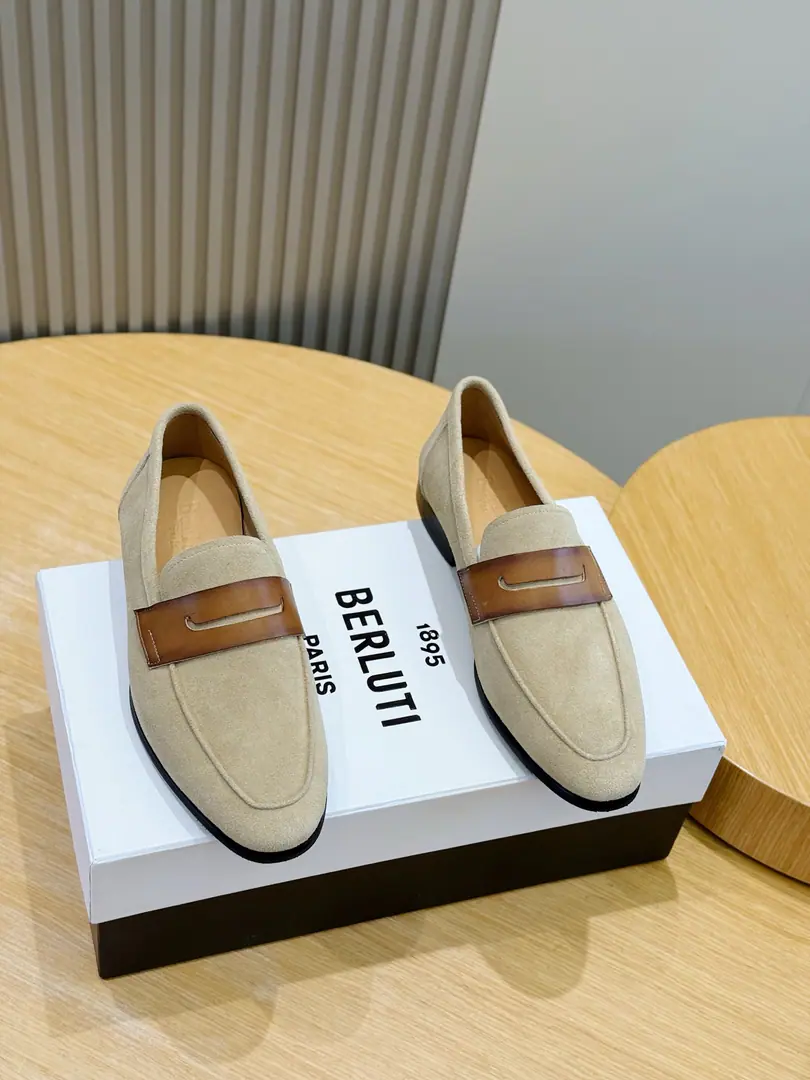 BerlutiNewly dressed and dressed hand-held business shoes. Listen to the swipe.. ♪ To witness the radiant glowing on the shoes, Every patient process., A craft art that is so good at making a good work.. Imported cattle skin, In the cow's skin., That's a big one. Size:39-44 （38.45Do it.）