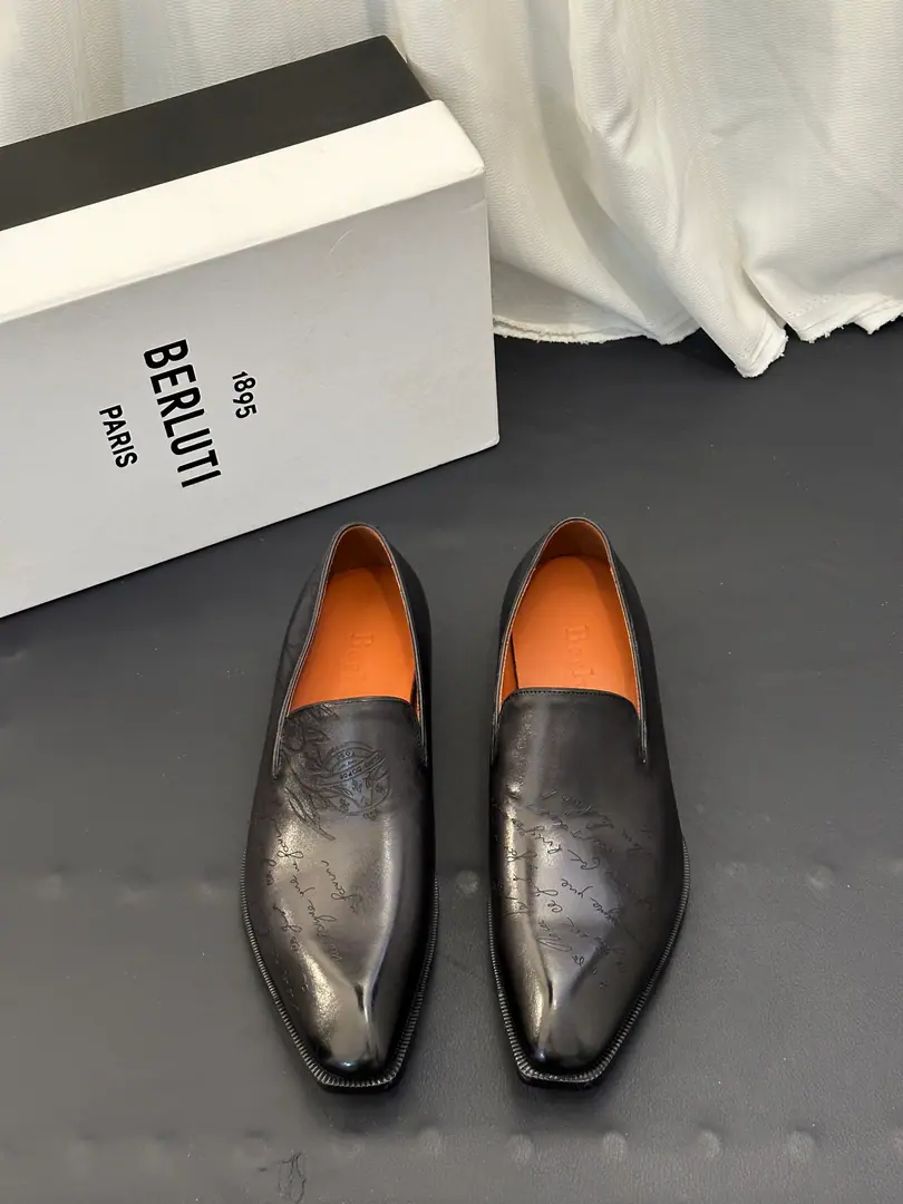 Berluti/Brute. The new man is wearing leather and platinum shoes., The croc skin is a leather-skinned cow.！ High quality stability. Out-of-pocket shipment！ Selection of quality cattle shoes Manual Colouring Process The skin is so delicate. Skinning process Nice looking. Pygmy even. The skin is soft and resilient.. Geometric Cut, The classic English Fry Fly Shoes.. In the skin of the calf., Gold.logoFoot Details, Back of the back of the velvet., Walking comfortably with his feet is a great experience.. The import is so bottom-of-the-meat., Sewing process➕Semi-skinned cold glue technology, The rubber negatives are all over the back., Sliding steady., Comfortable, delicate, light-bonded male shoes. It's highly recommended., Dinner, Dinner., Wedding., The place is full of English shoes., Full package？ Size: 39-40-41-42-43-44（Customable38.45.46）Skins size.