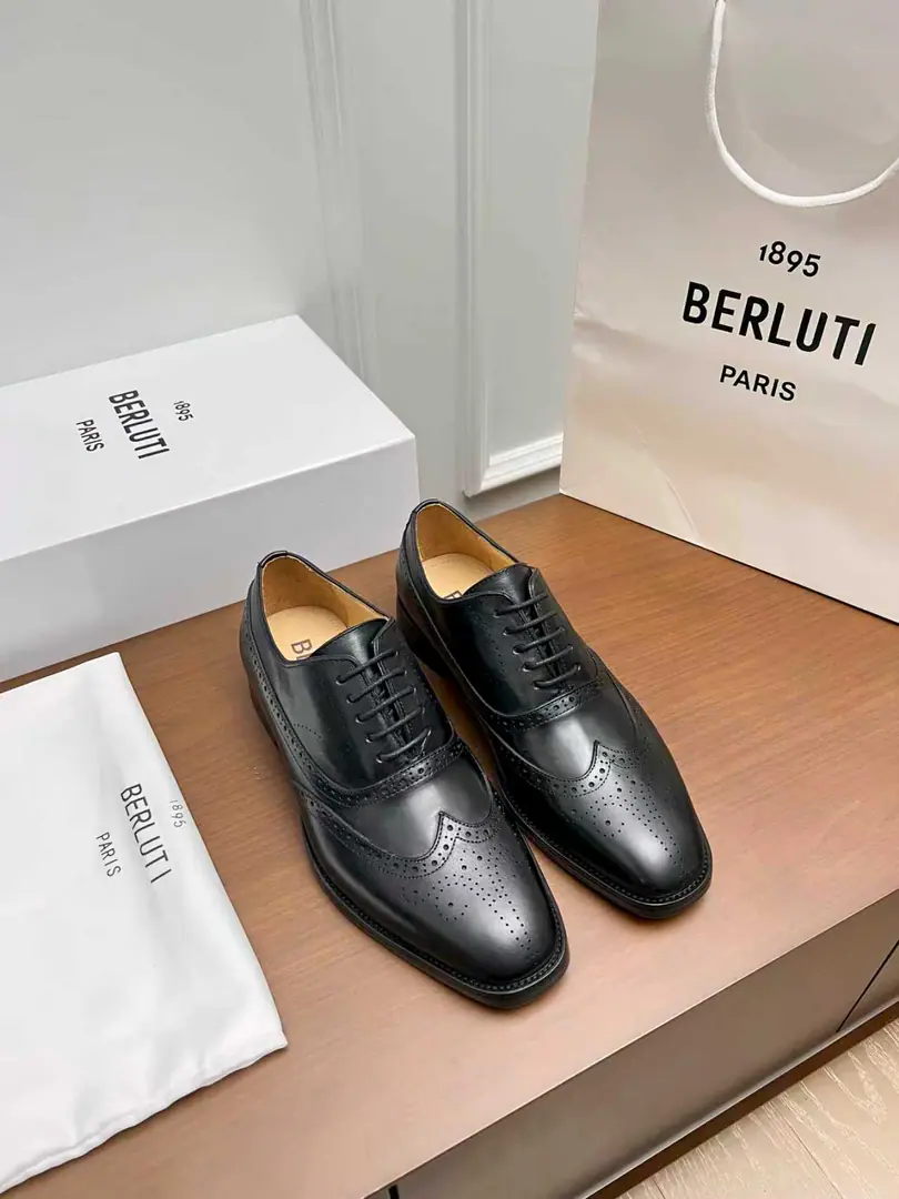 Berluti/Brute. The new man is wearing a pair of leather shoes.！ Selection of quality imported cow leather shoes Process pattern Hand-swipe process processing effects Sewn by the shoe face, The cow-skinmark line hand-sewn. It's all over the place. Berluti Details and spirituality. Semi-steak cooling process The atmosphere of the ancient plain. Shows the skin quality in a very fine way. Manual Colours The inside water dyes the cow's skin. Italy is a big-ass country., The rare gin-base process on the market, The back-and-back rubber negative is super-sliding. A pair of shoes with a good art style. I'm gonna go with the original private model.！ Black Brown. Two Colours Optional, Meeting different matchmaking needs. Original custom package sale！ Size: 39-40-41-42-43-44Skins size. （Customable38.45.46No re-election.）