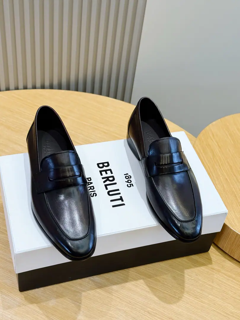 BerlutiNewly dressed and dressed hand-held business shoes. Listen to the swipe.. ♪ To witness the radiant glowing on the shoes, Every patient process., A craft art that is so good at making a good work.. Imported cattle skin, In the cow's skin., That's a big one. Size:39-44 （38.45Do it.）