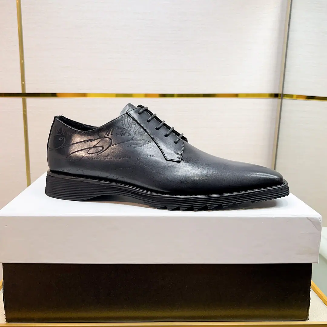 BerlutiBrute's men's shoes. This shoe-strap with a unique sense of modernity is out of order., The skin-shoe face is set with a very flexible and light sole.. The fabric is painted by the original cow skin.. Soft water to dye the cow's skin., Original Base. Codes: 39-44Code, 38 45Freeze!
