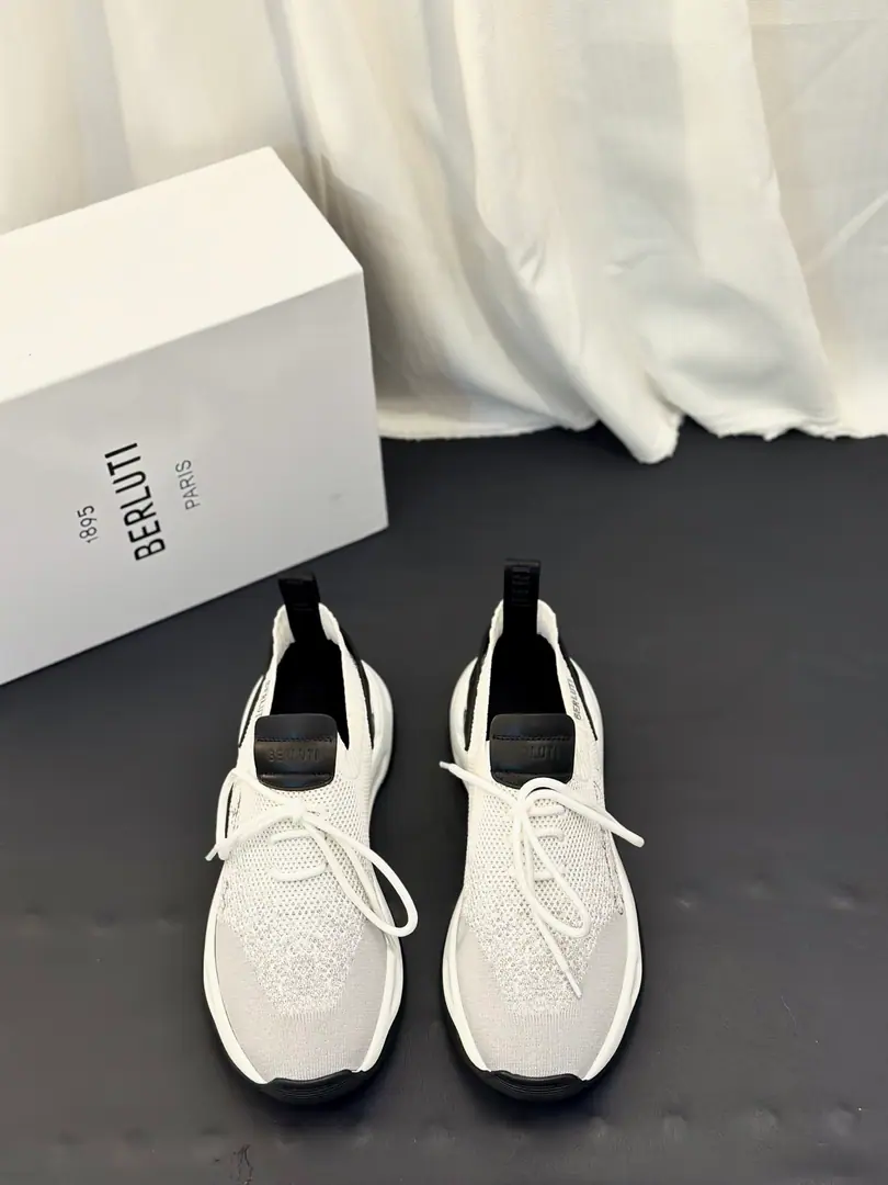 Brute./Berlut* ShadowSports shoes As brand name's first knitted sneakers. The shoes are light and very resilient. Double-coloured density flying A hand-colouring process with a little cow skin. Ears StereoBPharmacy We'll make a difference between a common computer in the market. The original embroidery is full. It's a strong blob. DoublePULight soft size:39-44Code(38.45.46Do it.)Dollar