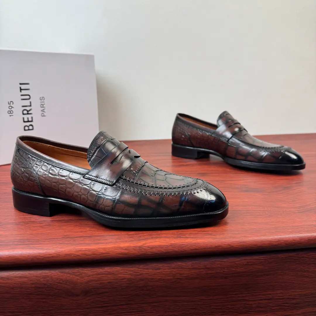 Berluti/Brute. The new man is wearing leather and platinum shoes., The croc skin is a leather-skinned cow.！ High quality stability. Out-of-pocket shipment！ Selection of quality cattle shoes Manual Colouring Process The skin is so delicate. Skinning process Nice looking. Pygmy even. The skin is soft and resilient.. Geometric Cut, The classic English Fry Fly Shoes.. In the skin of the calf., Gold.logoFoot Details, Back of the back of the velvet., Walking comfortably with his feet is a great experience.. The import is so bottom-of-the-meat., Sewing process➕Semi-skinned cold glue technology, The rubber negatives are all over the back., Sliding steady., Comfortable, delicate, light-bonded male shoes. It's highly recommended., Dinner, Dinner., Wedding., The place is full of English shoes., Full package？ Size: 39-40-41-42-43-44（Customable38.45.46）Skins size. The cargo.: LH -5G Crocodile tattoos. Brown.