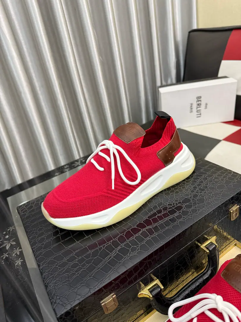 Get out of the factory.⌚️⌚️ Berlut* Brute. A man's foot is high and he's got a leisure shoe., The latest official show. Importing anti-emulsifiable material Importing calf skin inside. Pure rubber lightly. It's cozy and light.. Berlut* Insignia andlogoThe stamped captive gets the visual light., Stereos Scritto Graphics. High Chou-bang Air Pressure Embrax., It's a remarkable attitude.！ Size: 38-46