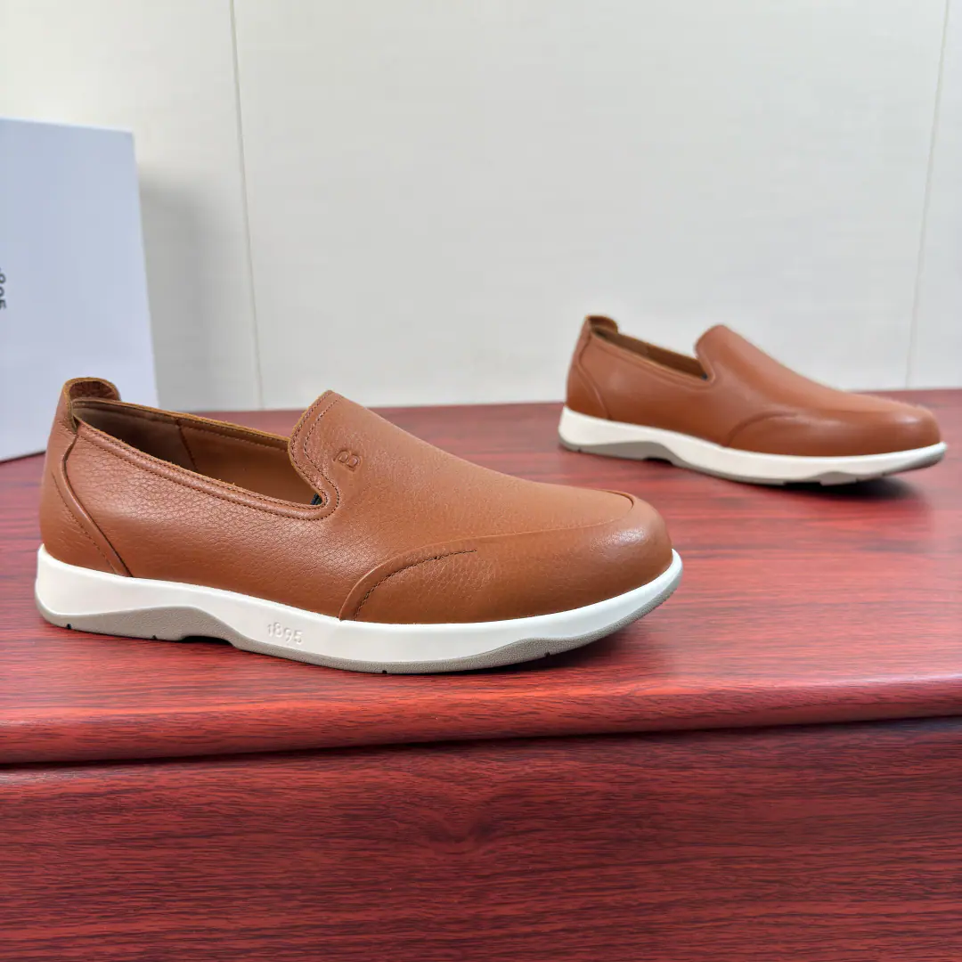 Berluti/Brute. A man's new leather-stale and lyric shoes.！ This leather leisure shoe. The shoe face is a soft-stitched cow., Skins are delicate and soft., Natural leather with warm radiance., ♪ The touch is soft and hard ♪, It's hard to break your feet.. Simple approximation style, Flip sewn structure and wrapping leather, by the dottedBAlphabet Details, Classic round head design, You can wear it like a horse., Inrebin has a high-end cow skin., The skin looks at the details., The pippe is all fine., ♪ Soft in touch ♪, It's a real shoe cushion.logoDetails of the logo, The back of the world is a remarkablely high cortex., Light rubber soles.. Full package！ Size: 39-40-41-42-43-44Skins size.（Customable 38.45.46） The cargo.: E ZFist. Brown.