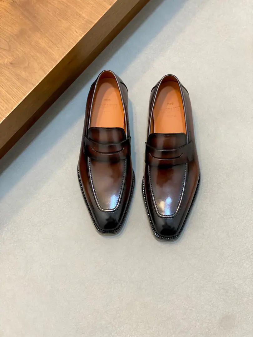 Berluti/Blue's got a big leather coat and shoes., Use imported cattle and shoes Soft and stylish., Artificial Colour Modification Process, Low profile luxury., Comfortable air-forming., That's a real leather. That's a big import., It's a remarkable attitude. Original package for full cabinet size: 39-44（45Custom）