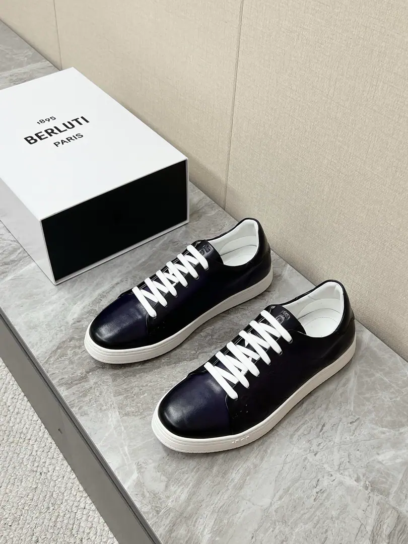 BerlutiThe latest old money and leisure shoes in Burrudy Springs. Berluti（Borrutti.）It's a French platter., AffiliationLVMHGroup The main hand-swiped cow skin. The main one is high-end men's shoes. Very simple, leisure shoes. The shoe is branded.VeneziaCowskin., Soft and delicate., The color of the distribution is full of marks.ScrittoHandwritten Stripes Jane's got a little bit of a low-end outfit. White rubber is thick. Lightly quantified and skating resistant No extra suture on the shoe. The whole cow's skin is in one shape. Artisanal oil dyeing process There are slight differences in each two-string colours. It's a quality that's unique to the hand.Size: 39-45