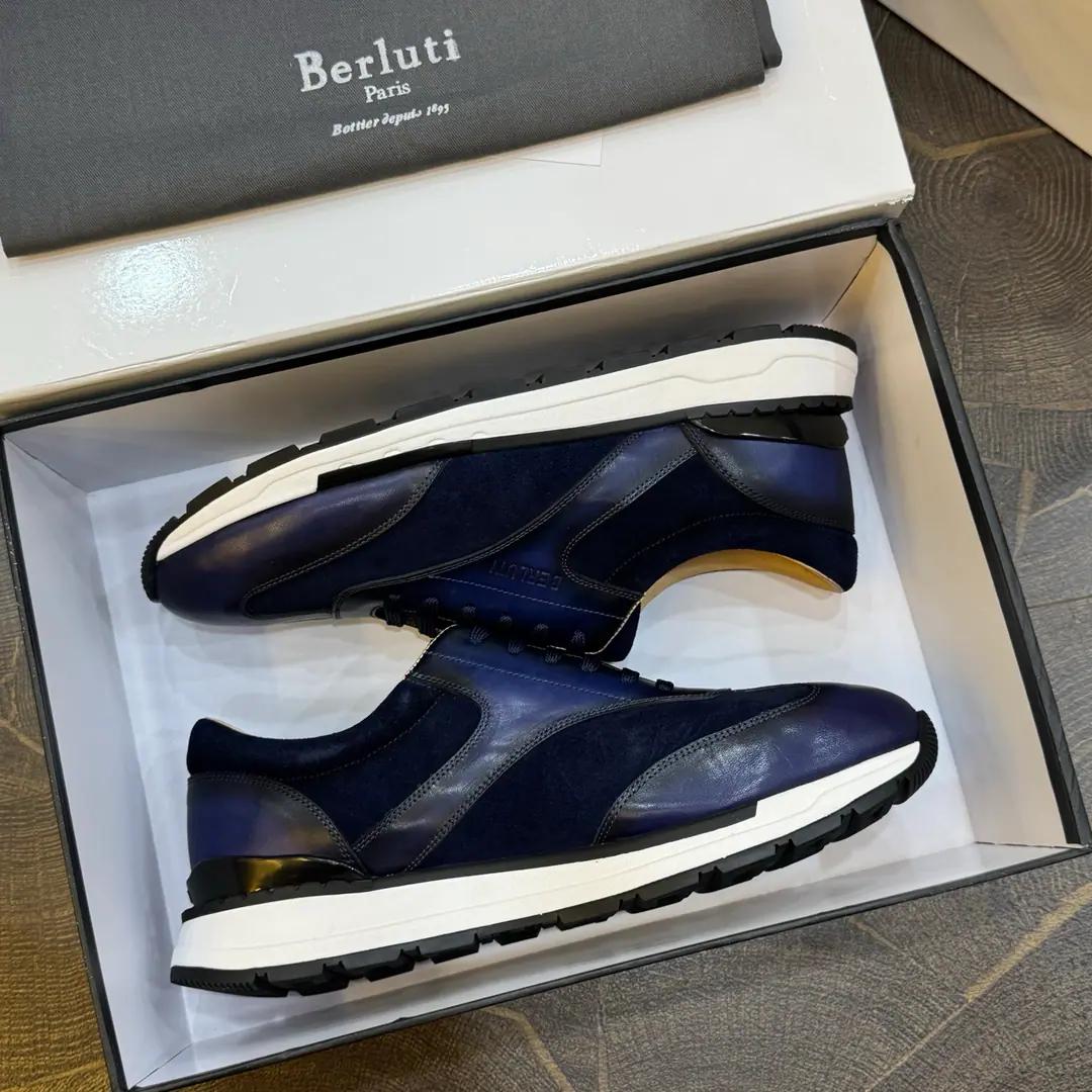 Berluti/Brute's low-life leisure shoes. ｜The 100-packed low-banded sneakers were made from imported cattle.｜I'm just gonna put a little bit of a foot in the back and get a little cow skin.｜It's so nice to be comfortable.｜BrandlogoDouble rubber base.｜The sharp line of the soles echoes the color of the shoe.｜Stylish and comfortable., It's a perfect interpretation of fashion., Sunshine., It's a style., It's for every occasion. Size: 39-44（38.45.46Do it.）