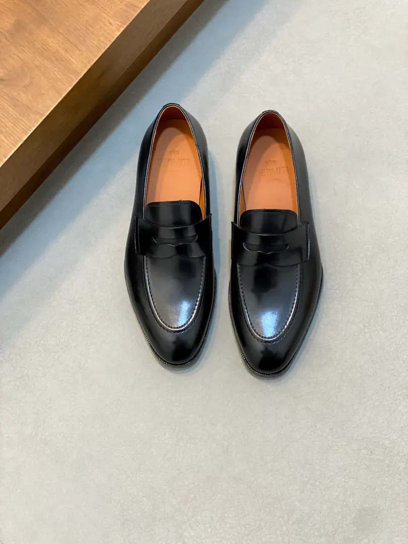 Berluti/Blue's got a big leather coat and shoes., Use imported cattle and shoes Soft and stylish., Artificial Colour Modification Process, Low profile luxury., Comfortable air-forming., That's a real leather. That's a big import., It's a remarkable attitude. Original package for full cabinet size: 39-44（45Custom）