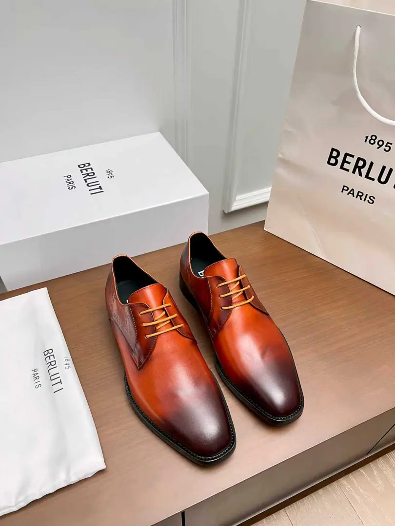 Berluti/Brute. The new man is wearing a pair of leather shoes.！ Selection of quality imported cow leather shoes Process pattern Hand-swipe process processing effects Sewn by the shoe face, The cow-skinmark line hand-sewn. It's all over the place. Berluti Details and spirituality. Semi-steak cooling process The atmosphere of the ancient plain. Shows the skin quality in a very fine way. Manual Colours The inside water dyes the cow's skin. Italy is a big-ass country., The rare gin-base process on the market, The back-and-back rubber negative is super-sliding. A pair of shoes with a good art style. I'm gonna go with the original private model.！ Black Brown. Two Colours Optional, Meeting different matchmaking needs. Original custom package sale！ Size: 39-40-41-42-43-44Skins size. （Customable38.45.46No re-election.）