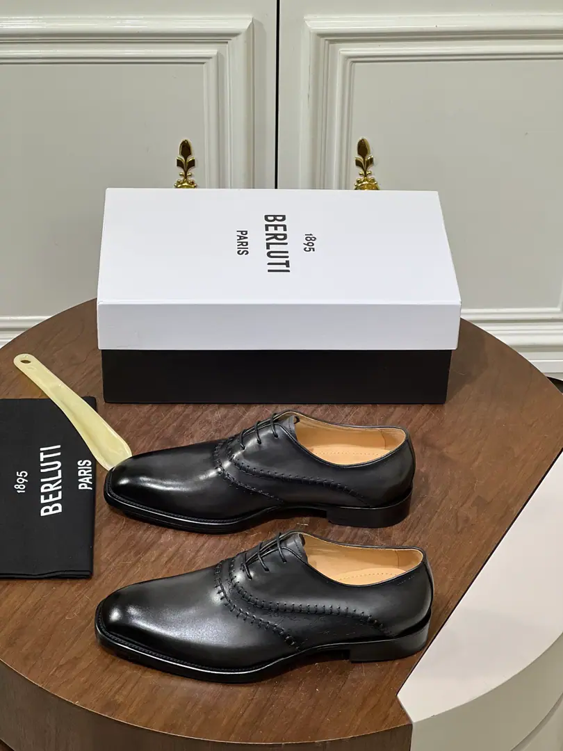 Berluti/Hand-held business shoes. Use imported cow skin on the shoe., In the cow's skin., That's a big one. Listen to the swipe.. ♪ To witness the radiant glowing on the shoes, Every patient process., A craft art that is so good at making a good work.. Size:38-46