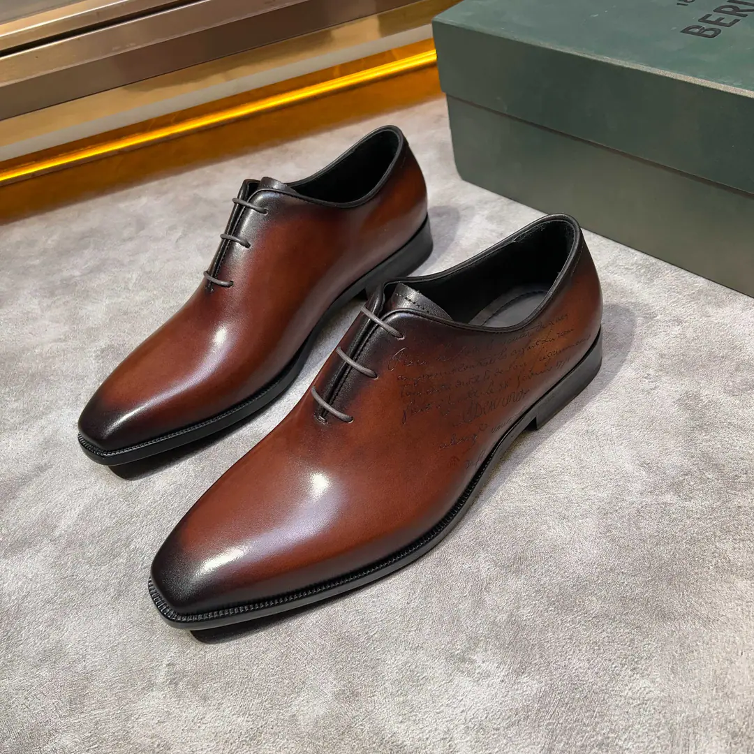 Berluti/Blue's got a big leather coat and shoes., Use imported cattle and shoes Soft and stylish., Artificial Colour Modification Process, Low profile luxury., Comfortable air-forming., That's a real leather. That's a big import., It's a remarkable attitude. Original package for full cabinet Dollar Size: 39-44（38.45.Do it.）