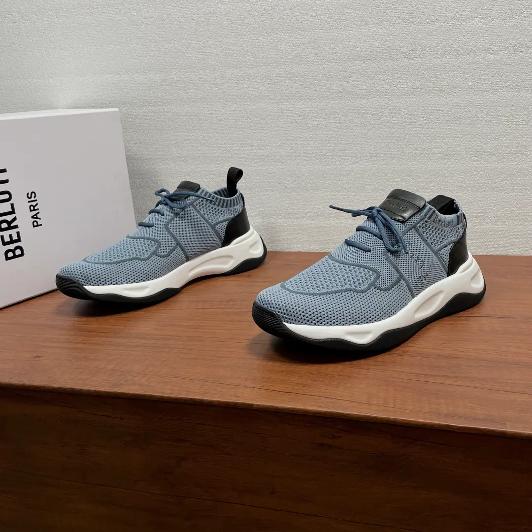 Berluti/Brute. New leather men's sneakers. This sneaker uses beehive-like knitted shoe., Back with the leather., - It's a good air., Structural stability, It's so cozy., You're not tired of wearing it.！The frenzy shoes are pretty big and stylish., It's good to support the foot., Undefined Design, Shoehead and heel were reinforced., It's a guarantee of air., And I've increased the durability of shoes.！Underside of the plaque., Soft and tender.TPUSlip-proof, sandal soles., I'm a little more comfortable on my feet., I'm comfortable with air.！Full packaged dustproof bags！ Codes: 39-40-41-42-43-44（38/45/46- It's a deal.）