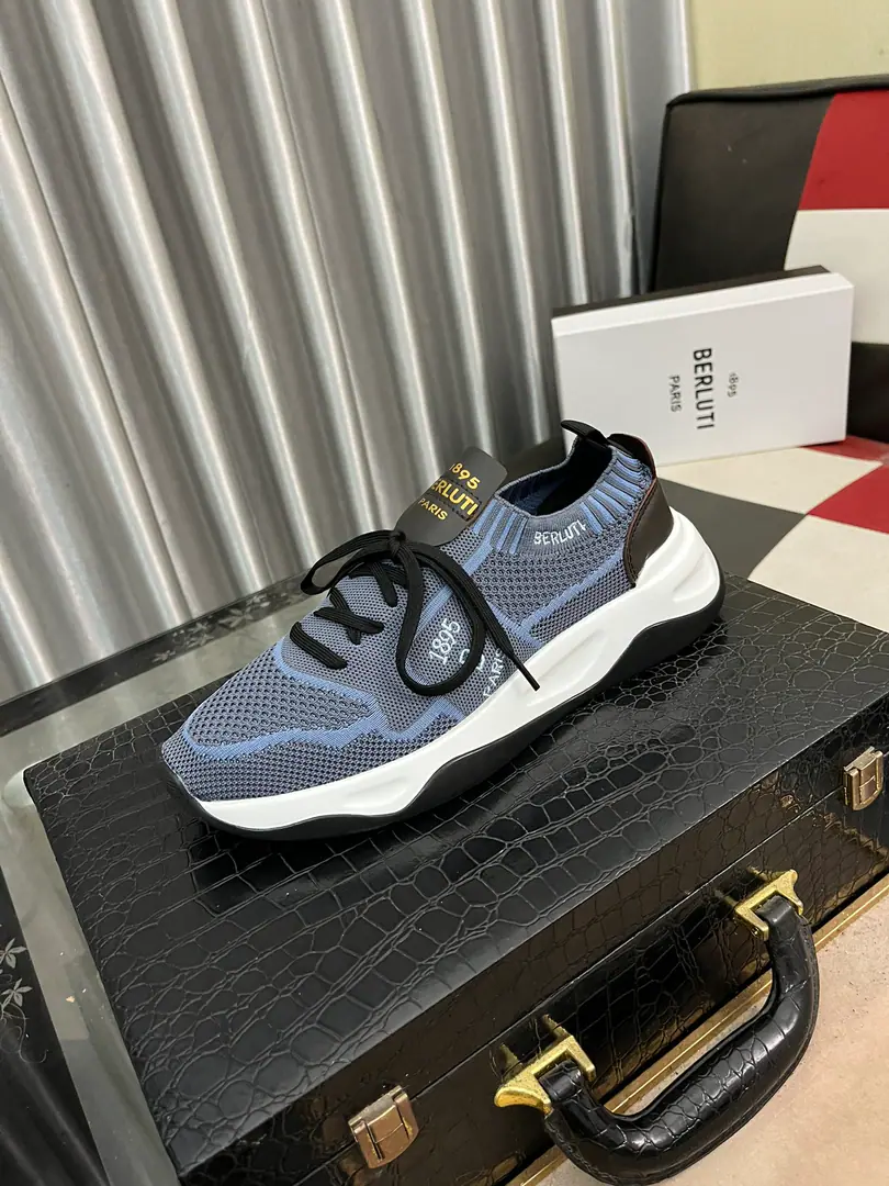 Get out of the factory.⌚️⌚️Berlui/Brute Brute's hand-skinned leisure shoes., Imported special skin colouring effect, The carving of the real sculptor. The most luxurious process. The rubber base is a special model in the skin of a cow. Slippers laser brand. Soyuz-head style design Jane is not a bad person. Shoe tongue.1895logoDetails of the badge Size: 38-44