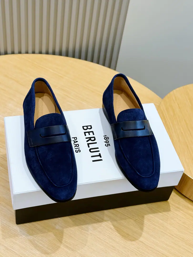 BerlutiNewly dressed and dressed hand-held business shoes. Listen to the swipe.. ♪ To witness the radiant glowing on the shoes, Every patient process., A craft art that is so good at making a good work.. Imported cattle skin, In the cow's skin., That's a big one. Size:39-44 （38.45Do it.）