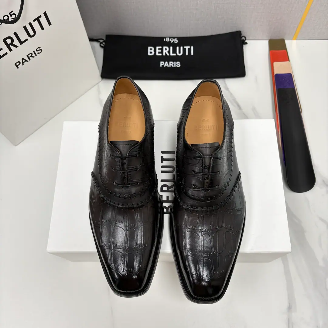Berlut* Brute. New man polished a new pair of leather shoes.🆕 The business of crocodile-tied Oxford shoes is incredibly congenial.. Selection of quality imported cattle skin/Crocodile.🐊Skins made of bulls.. The shoes are classic Oxford shoes., The details show the fineness of hand-made stitches.. The shoe is working on the grafted lamarc line., Hand-swipe process processing effects. The inside water dyes the skin of the calf soft and comfortable. Italy's great for smoothing up rubber negatives. The crocs are stubble through their shoes., Wildness and luxury.. The sewn threads are very detailed., Hand-made needles and feet are both a manifestation of process., And poured the soul into the ancient gentlemanly style.. And the soles of the shoes are more than a surprise., The black and purple gradients have a brand-only artistic pressure., The metal on the head of the shoe is not just a decoration., More durable properties, The details show the great ambition of brands for quality.. The tie design has ensured the shoe surface's accuracy., For business again., Leisure looks like a kind of scalability.. I'm wearing a suit from a business meeting., To the Yapun at the leisure., It can be a dot-to-do pen., To give a dresser a taste of unsophisticated style and taste., It's an indispensable luxury collection in a gentleman's shoe cabinet.！ Standard leather shoe code number: 39～44#（37.38.45.46🉑Do it.）
