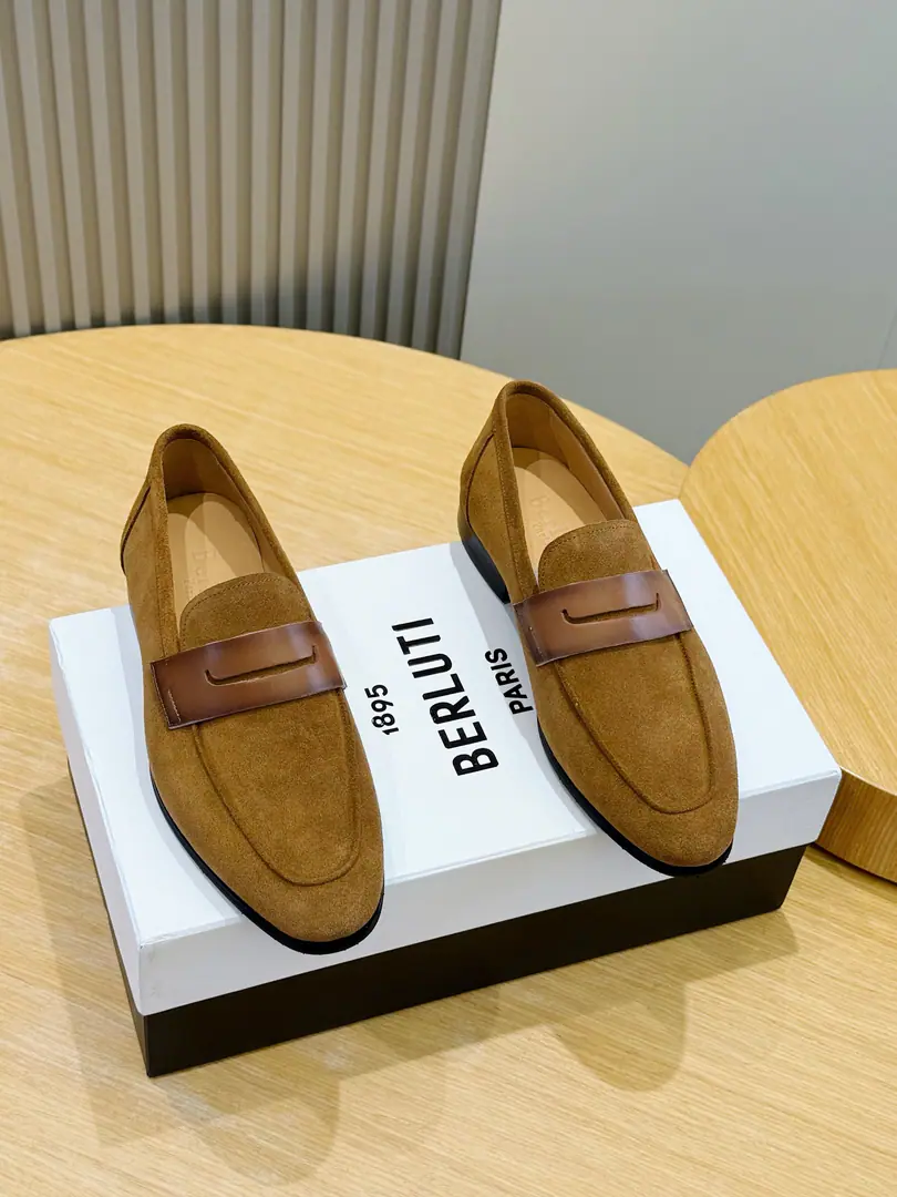 BerlutiNewly dressed and dressed hand-held business shoes. Listen to the swipe.. ♪ To witness the radiant glowing on the shoes, Every patient process., A craft art that is so good at making a good work.. Imported cattle skin, In the cow's skin., That's a big one. Size:39-44 （38.45Do it.）
