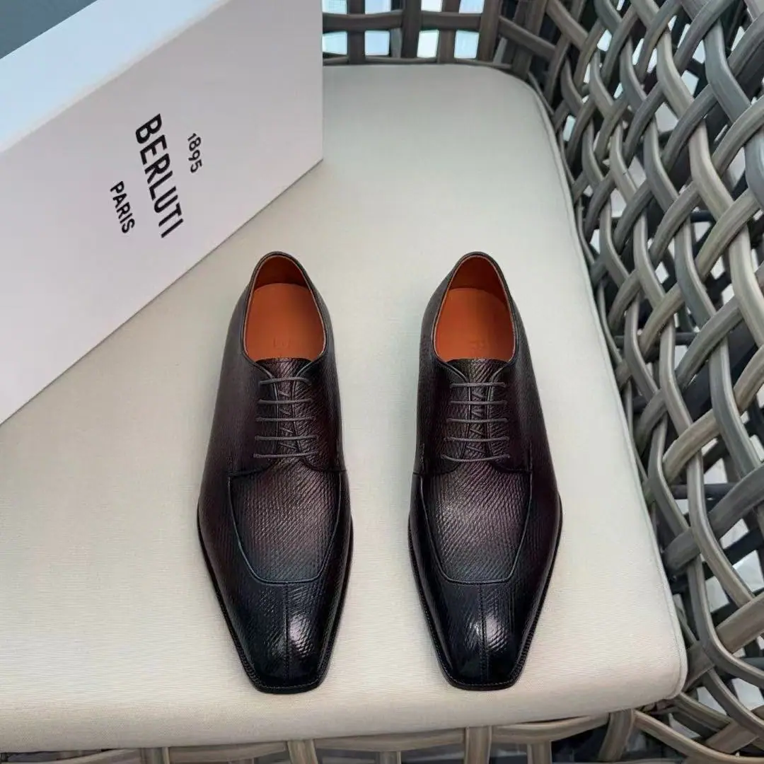 . Berlut*New man hand-dressed leather shoes. ｜Channels.｜Selection of quality imported calf skins for colouring｜Skins of cattle.｜Cold glue process｜The atmosphere of the ancient plain.｜The leather base rubber combination is a great skating effect.｜The sharp brass buttons are very artistic.｜Original custom package sale Size: 39-44（38.45.46Do it.）